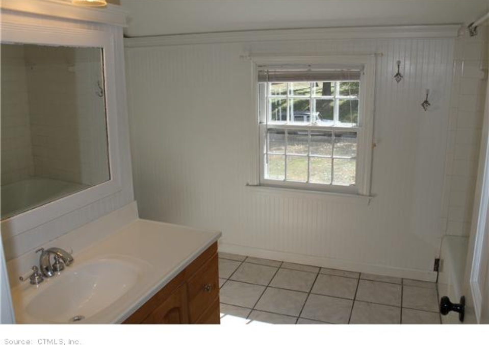 Upstairs Bathroom (before)